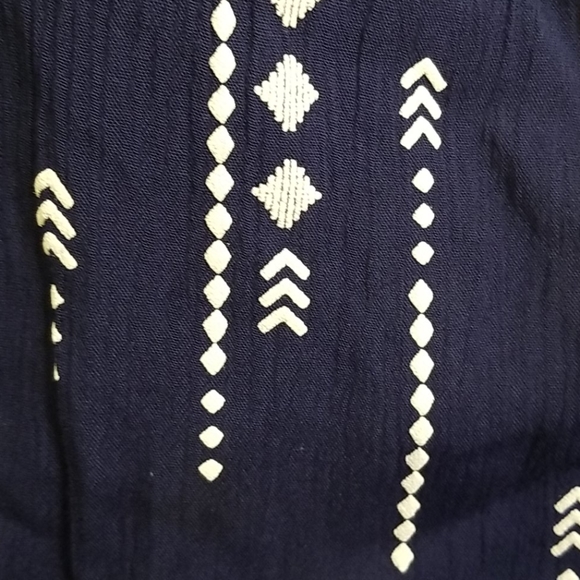 Everly navy cold shoulder top size medium, EUC - Picture 8 of 9